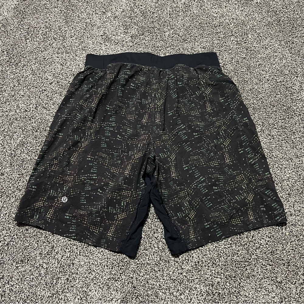 Lulu Lemon Mens Medium Athletic Shorts